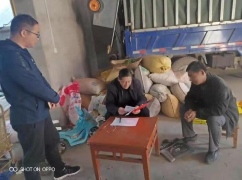 太和县人民医院党委书记、院长祝振华调研走访贫困户，为困难群众解决实际问题
