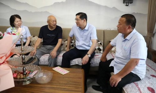 情暖白衣卫士 太和县人民医院走访慰问医师，共庆第三个“中国医师节”
