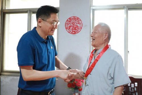 光荣在党50年丨太和县人民医院看望慰问老党员，颁发“光荣在党50年”纪念章