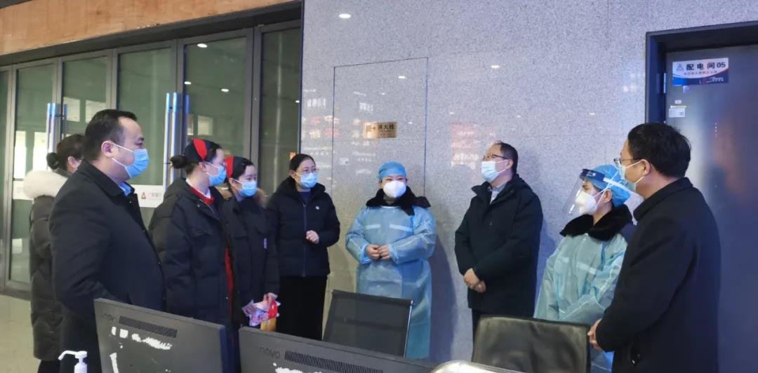 太和县人民医院党委委员、纪委书记蔡宇督查高铁站卡口疫情防控工作