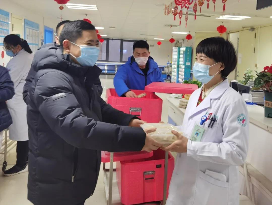 除夕夜，太和县人民医院院长赵曙光一行为一线医护人员送来了暖心饺子