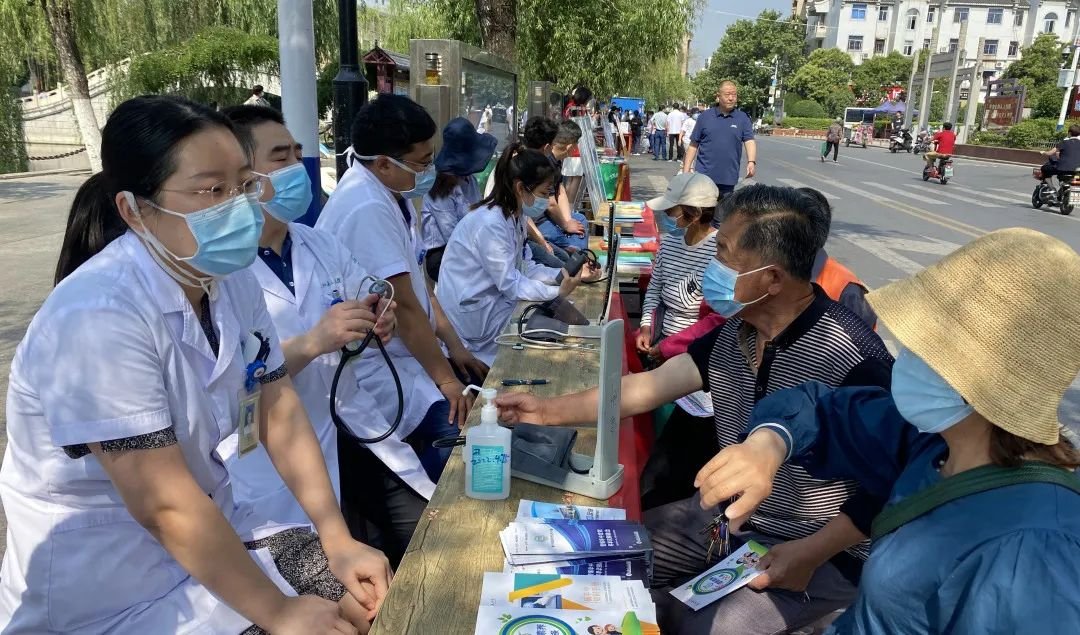 太和县人民医院开展“科技活动周” 宣传义诊活动