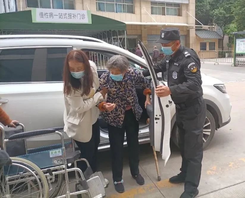 【暖民心行动】 这家医院也有“代驾小哥”
