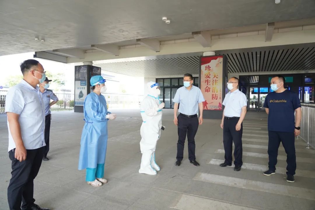 太和县人民医院党委书记祝振华看望慰问疫情防控一线医务人员