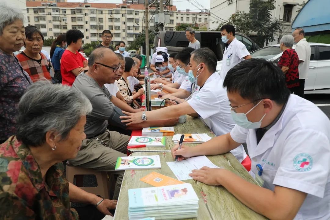 太和县人民医院组织开展“文明创建有我”暨太医名医 “中秋送健康”活动
