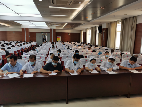 以考促审 太和县人民医院中层干部参加《员工应知应会》知识考试