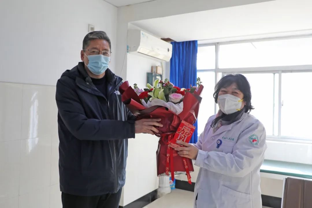 春节前夕，太和县人民医院走访慰问离退休干部