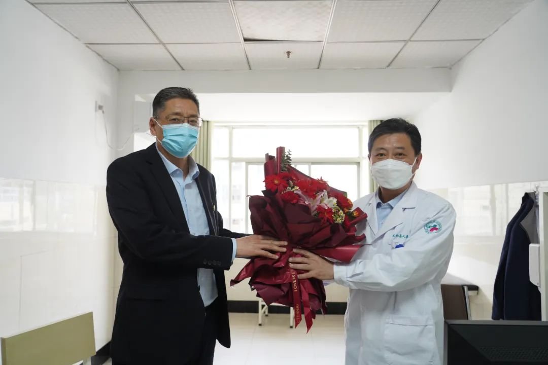 庆五一 敬劳模丨太和县人民医院暖心慰问劳动模范
