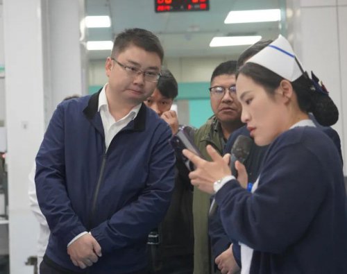 万年县副县长陈磊率队到太和县人民医院考察交流