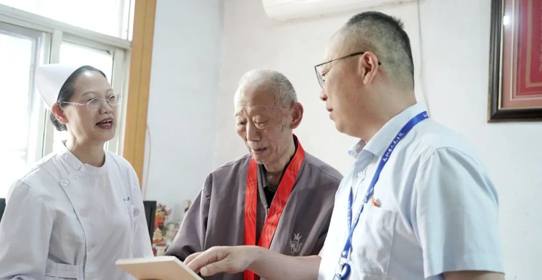 太和县人民医院“七一”慰问老党员