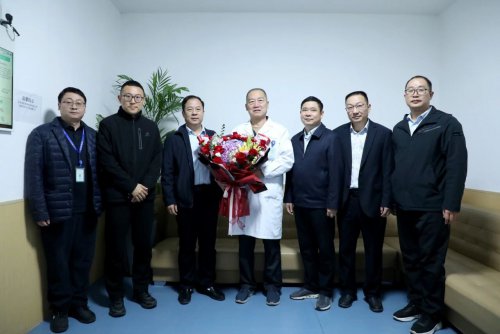 走访老同志 真情聚力量